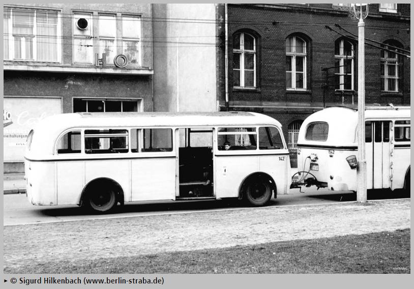 Ehemaliger Eberswalder Obus-Anhänger Nr. VII(II) vom DDR-Typ LOWA W 700 mit der Berliner Wagen-Nr. 142 in der Berliner Klosterstraße